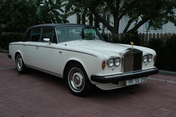 Rolls Royce. Sellest autost tärkas meie kirg klassikalise tehnika vastu ja siia panime oma hinge. Tulemus on selline.